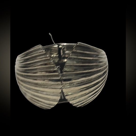 Kendall & James Clam Shell Silver-tone Bangle - Picture 7 of 11